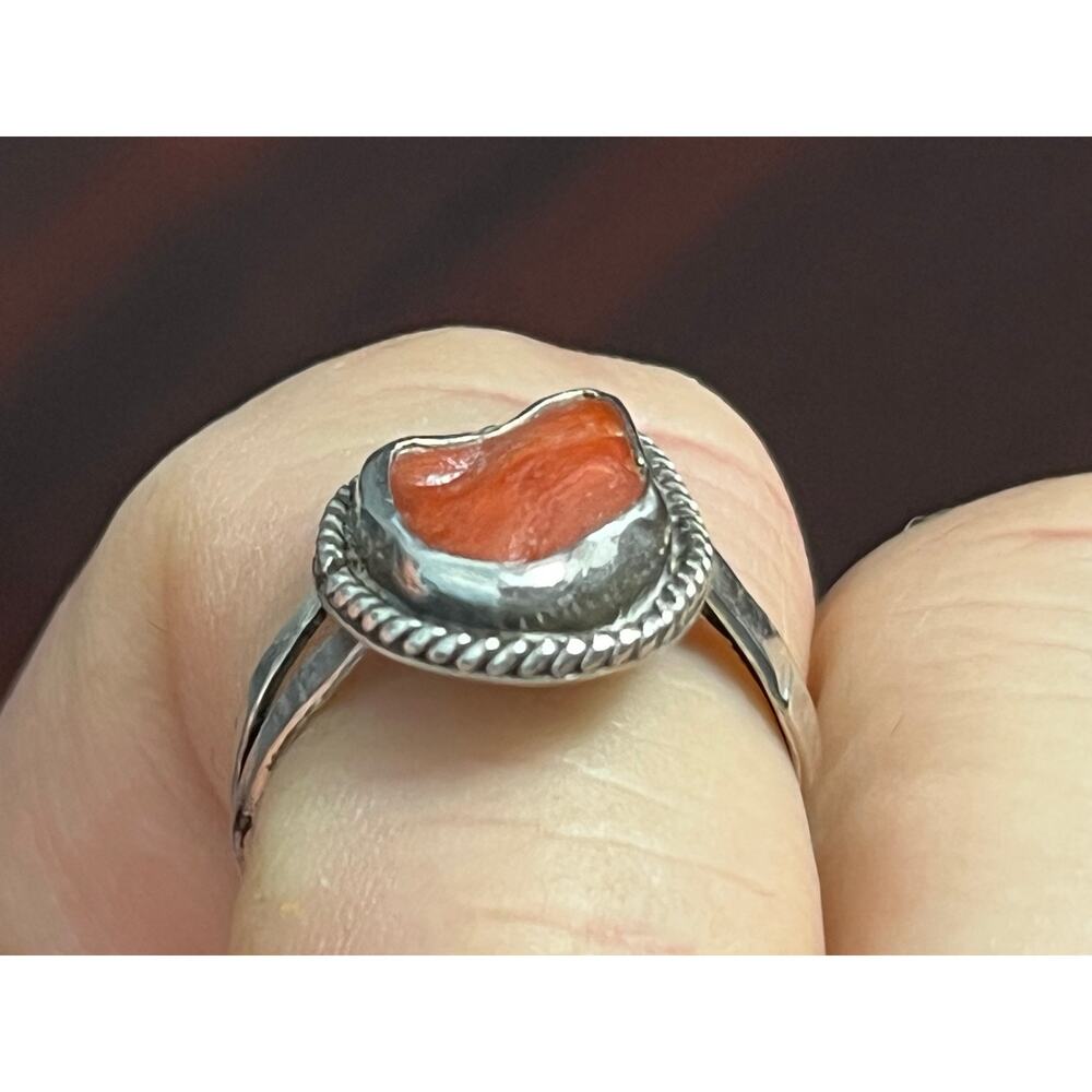 VTG Artisan Sterling Silver Coral Ring Size 7 Navajo Style Rope Bezel Southwest - Picture 7 of 9